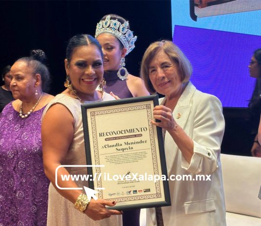 Reconocen la trayectoria artística de la cantante veracruzana Claudia Menéndez